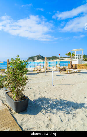 Liegestühle am weißen Sandstrand in Porto Giunco Bucht, Insel Sardinien, Italien Stockfoto