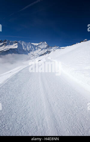 Blick auf Skipisten mit dem Cord Muster in Elm Ski Resort, Schweizer Alpen, Schweiz Stockfoto