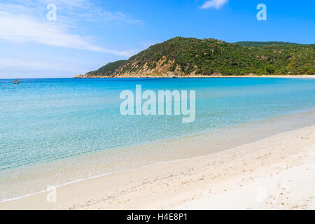 Azurblaue Meerwasser des Strandes Cala Pira, Insel Sardinien, Italien Stockfoto