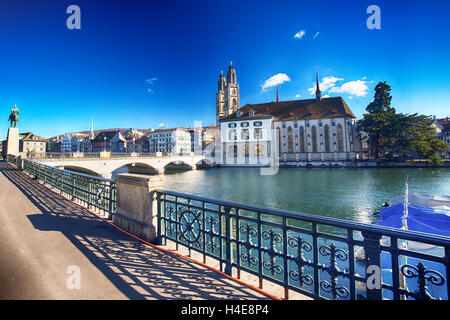 Ansicht der historischen Stadt Zürich mit berühmten Grossmünster Kirche und Limmat river Stockfoto