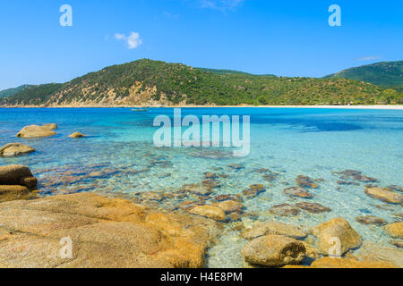 Felsen im türkisfarbenen Meerwasser des idyllischen Cala Pira Strand, Insel Sardinien, Italien Stockfoto