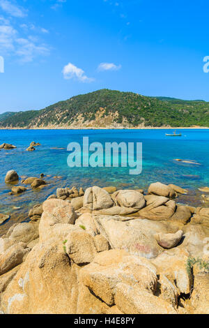 Felsen im türkisfarbenen Meerwasser des idyllischen Cala Pira Strand, Insel Sardinien, Italien Stockfoto