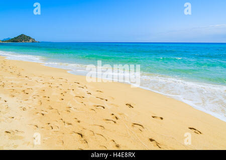 Fußspuren im goldenen Sand am Paradies Cala Sinzias Strand und Türkis Meer Wasser, Insel Sardinien, Italien Stockfoto