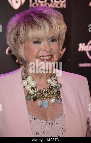 London, UK. 14. Oktober 2016. Gloria Hunniford nimmt an der jährlichen Pinktober-Gala präsentiert von der Hard Rock heilt Foundation at The Dorchester, London. Die jährliche Veranstaltung sammelt Geld für die Caron Keating Foundation. Stockfoto