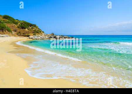 Kristallklare Wasser der Cala Sinzias Strand, Insel Sardinien, Italien Stockfoto