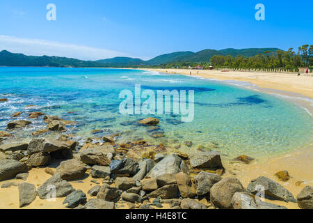 Felsen im Meer am Strand von Cala Sinzias, Insel Sardinien, Italien Stockfoto