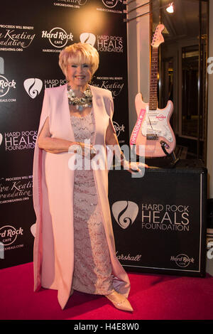 London, UK. 14. Oktober 2016. Gloria Hunniford nimmt an der jährlichen Pinktober-Gala präsentiert von der Hard Rock heilt Foundation at The Dorchester, London. Die jährliche Veranstaltung sammelt Geld für die Caron Keating Foundation. Stockfoto