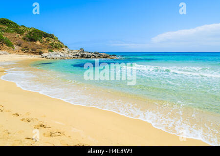 Fußabdrücke auf Cala Sizias sandigen Strand und Türkis Meer anzeigen, Insel Sardinien, Italien Stockfoto
