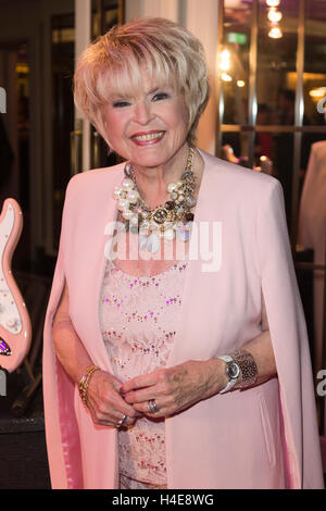 London, UK. 14. Oktober 2016. Gloria Hunniford nimmt an der jährlichen Pinktober-Gala präsentiert von der Hard Rock heilt Foundation at The Dorchester, London. Die jährliche Veranstaltung sammelt Geld für die Caron Keating Foundation. Stockfoto