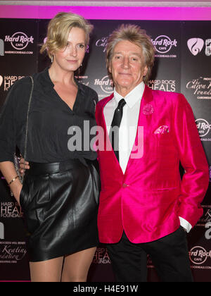 London, UK. 14. Oktober 2016. Sir Rod Stewart und Penny Lady Lancaster besuchen die jährliche Pinktober-Gala präsentiert von der Hard Rock heilt Foundation at The Dorchester, London. Die jährliche Veranstaltung sammelt Geld für die Caron Keating Foundation. Stockfoto