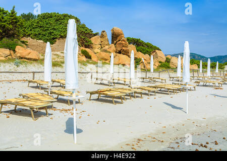 Liegestühle mit Sonnenschirmen am Porto Giunco Sandstrand, Insel Sardinien, Italien Stockfoto