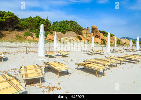 Liegestühle mit Sonnenschirmen am Porto Giunco Sandstrand, Insel Sardinien, Italien Stockfoto