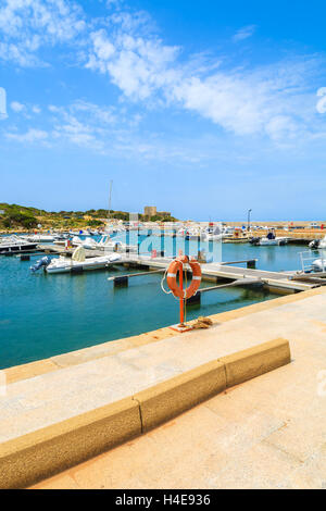 Hafen PORTO GIUNCO, Sardinien - 25. Mai 2014: Blick auf Porto Giunco touristischen Hafen mit Segelbooten und Yachten festmachen, Insel Sardinien, Italien. Viele Touristen besuchen die Insel Sardinien im Sommer. Stockfoto