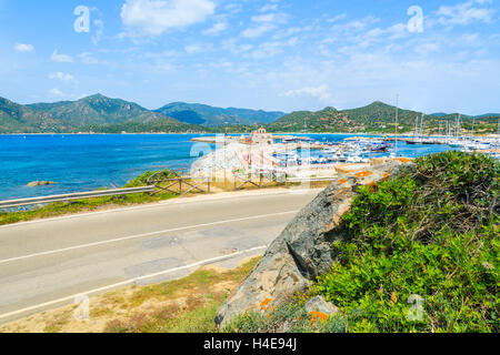 Küstenstraße entlang einem Meer mit Blick auf den Hafen von Porto Giunco, Insel Sardinien, Italien Stockfoto