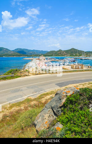 Küstenstraße entlang einem Meer mit Blick auf den Hafen von Porto Giunco, Insel Sardinien, Italien Stockfoto