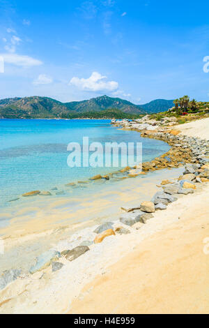 Türkisfarbenes Meerwasser der Spiaggia del Riso Strand, Insel Sardinien, Italien Stockfoto