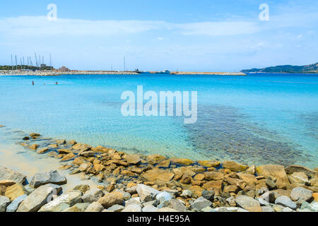 Türkisfarbenes Meerwasser der Spiaggia del Riso Strand, Insel Sardinien, Italien Stockfoto