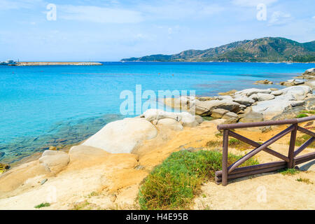 Türkisfarbenes Meerwasser der Spiaggia del Riso Strand, Insel Sardinien, Italien Stockfoto