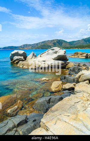 Rock im kristallklaren, türkisfarbenen Meerwasser am Strand Spiaggia del Riso, Insel Sardinien, Italien Stockfoto