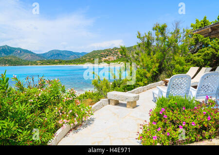 Stühle auf der Terrasse mit Blick auf die Küste von Sardinien Insel in der Nähe von Campulongu Strand, Italien Stockfoto