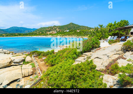 Grüne Pflanzen auf der Insel Sardiniens und Blick auf Campulongu Strand, Italien Stockfoto