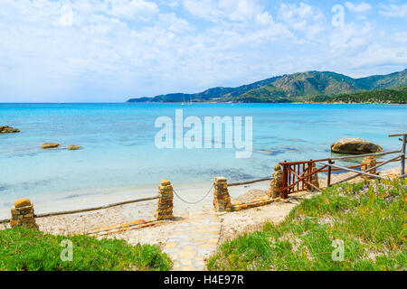 Küstenweg entlang smaragdgrünes Meerwasser und Felsen Sardiniens Insel Strand Spiaggia del Riso, Italien Stockfoto