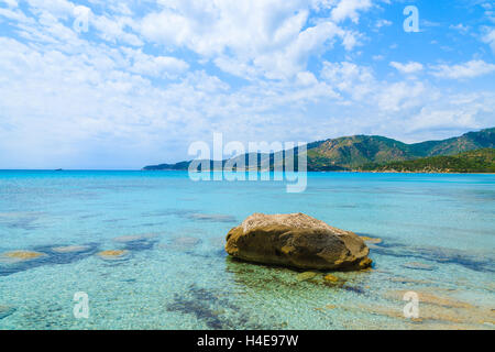 Rock im kristallklaren, türkisfarbenen Meerwasser am Strand Spiaggia del Riso, Insel Sardinien, Italien Stockfoto