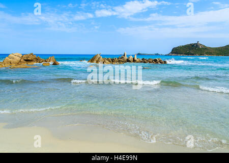 Azurblaue Meerwasser am Strand von Porto Giunco, Insel Sardinien, Italien Stockfoto