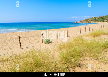 Rasen Sie auf Sanddüne und Chia Strand, Insel Sardinien, Italien Stockfoto