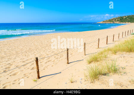 Holzzaun und Rasen auf Sanddüne auf Chia Strand, Insel Sardinien, Italien Stockfoto