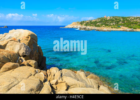 Felsen und Azure kristallklares Meerwasser in der Nähe von Strand von Cala Cipolla, Insel Sardinien, Italien Stockfoto