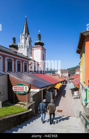 Basilika Geburt Maria mit Souvenir-Shops in den Vordergrund, Marias Einsiedler Mönch Wallfahrt Kirche, Mariazell, Steiermark, Austria, Europe Stockfoto