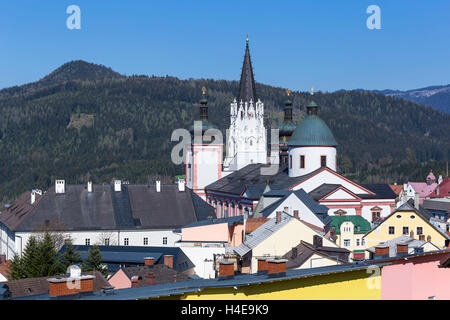 Zeigen Sie über den Dächern Mariazell an, der Basilika Maria Geburt, Maria Einsiedler Mönch Wallfahrtskirche Mariazell, Steiermark, Austria, Europe Stockfoto