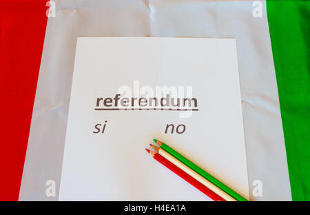 die Karte, um ihre Stimme zu einem Referendum in Italien statt Stockfoto