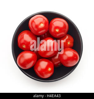 Schwarze Schale mit frischen Kirschtomaten isoliert auf weißem Hintergrund, Ansicht von oben Stockfoto
