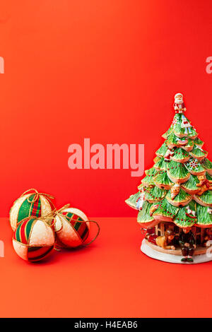 schönen Weihnachtsbaum und Kugeln Stockfoto
