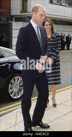 Der Herzog und die Herzogin von Cambridge ankommen an der University of Manchester im Nationalinstitut Graphen während eines Engagements in Manchester anzeigen. Stockfoto