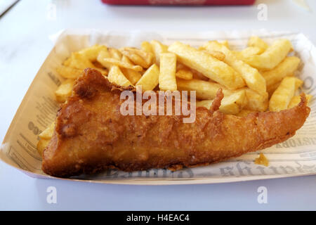 eine Portion frisch gekochten Fisch und Chips aus einem Harry Ramsden Fish &amp; Chips-shop Stockfoto