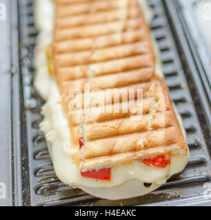 Panini Brötchen Italienisch mit Paprika, Käse, Eiern und Schinken Stockfoto