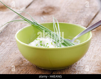 Schnittlauch dressing, sauce mit Creame und Knoblauch Stockfoto