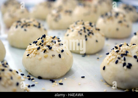 Wenig ungebackene Brot Brötchen mit Sesam-Samen-Topping Stockfoto