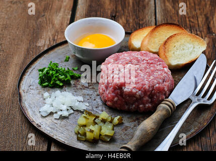 Frisches Rindfleisch-Tartar mit Ei, Gewürzgurken und Zwiebel. Selektiven Fokus Stockfoto
