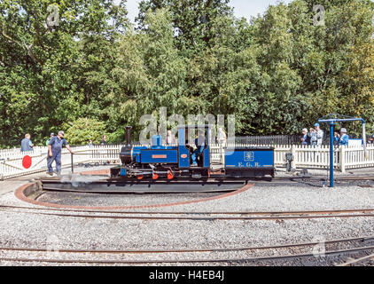 Dampfmaschine auf Drehteller an Dampfeisenbahn Exbury Gardens Southampton Hampshire England UK Stockfoto