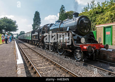 BR Standard Class 4 76017 zieht einen Zug in Medstead Bahnhof auf der Mid-Hants Eisenbahn, auch genannt die Brunnenkresse-Linie Stockfoto