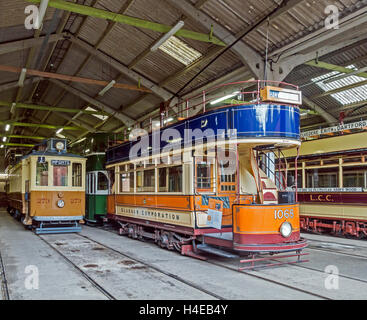 Straßenbahnen, einschließlich Glasgow Corporation 1068 am Straßenbahndepot an Crich Tramway Village Crich Matlock Derbyshire in England Stockfoto