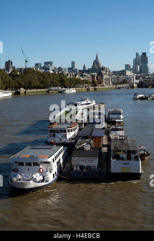 Blick über die Themse in City of London Waterloo Bridge, London, UK Stockfoto