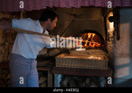 Les Caves de Marson im Dorf Höhlenwohnungen Rou Marson, Frankreich. In dieser Höhle können Sie eine authentische Höhlenwohnungen Abendessen schmecken. Stockfoto