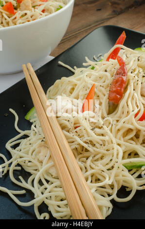 Chinesische Nudeln, schnell, aber leckeres Essen mit Stäbchen Stockfoto