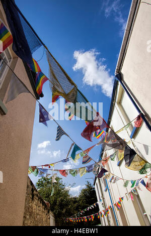 Ammer Fahnen Dekoration hängen zwischen in einem Ende Straße Appledore Häuser in der Nähe von Bideford North Devon England UK Stockfoto