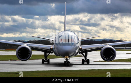 Katar 787 Dreamliner Ankunft am internationalen Flughafen Manchester. Stockfoto